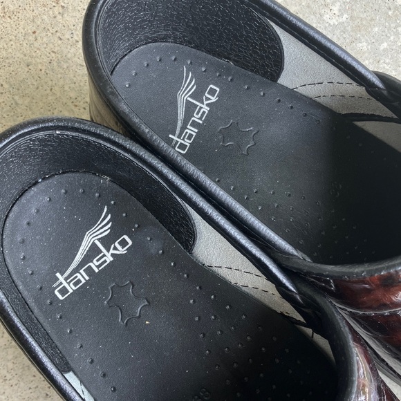 Dansko Classic Brown Patent Leather Textured Comfort Clogs, 38 - Picture 4 of 7